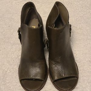 Mia green leather healed bootie size 7